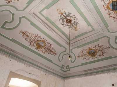 Torniamo sui nostri passi e ci dirigiamo in un�altra ala del piano perdendoci tra numerose stanze dalle pareti scrostate, ma con le volte ancora riccamente decorate